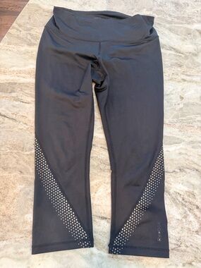 Reebok Black Cropped Leggings Small Mesh Panel Athletic Capri Workout Pants